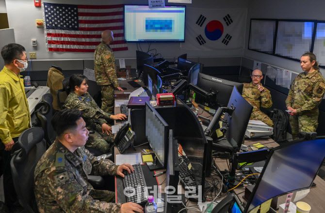 한미연합연습 ‘자유의 방패(FS)’ 첫날인 4일 연합공군구성군사령부(CACC) 한미 공군 장병들이 오산기지 한국항공우주작전본부(KAOC)에서 함께 임무를 수행하고 있다. (사진=공군)