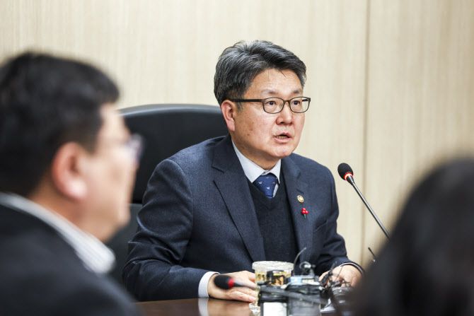 오석환 교육부 차관이 지난 1월 9일 서울 영등포구 한국교육시설안전원에서 열린 사교육 카르텔 긴급 점검회의에서 모두발언을 하고 있다.(사진=뉴시스)