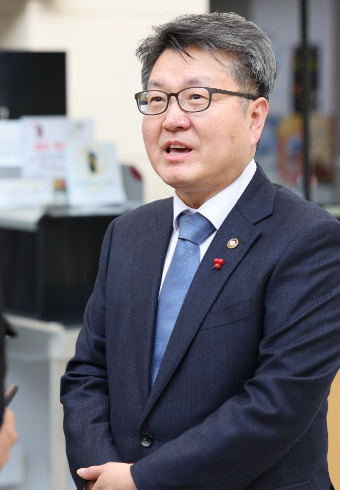 오석환 신임 교육부 차관이 세종시 정부세종청사에서 기자들의 질문에 답하고 있다. (사진=뉴시스)