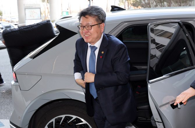 오석환 교육부 차관이 작년 12월 8일 세종시 정부세종청사에 출근하고 있다. (사진=뉴시스)