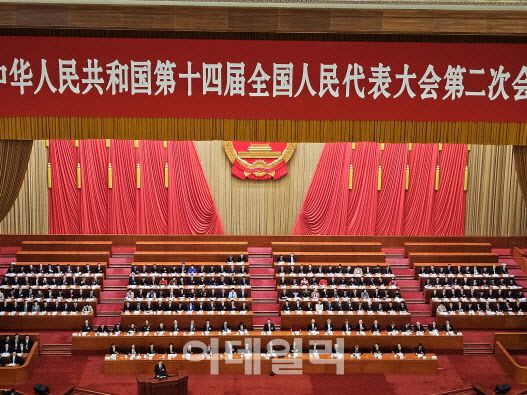 5일 중국 베이징 인민대회당에서 시진핑(가운데) 중국 국가주석이 참석한 가운데 전국인민대표회의 제14기 2차 회의가 열리고 있다. (사진=이데일리 이명철 특파원)