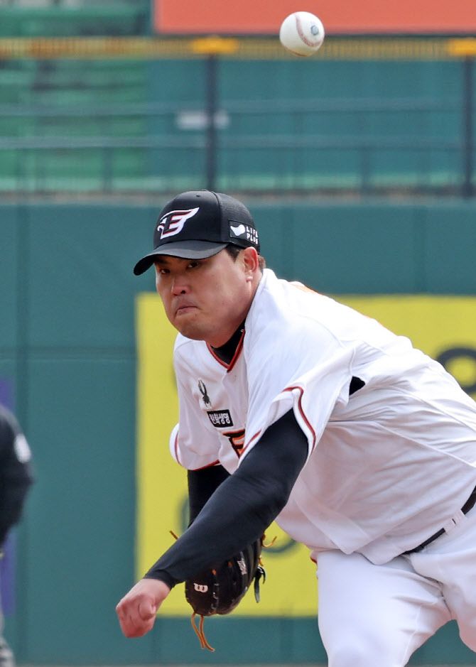 7일 대전 한화생명이글스파크에서 열린 한화이글스 자체 연습경기에서 KBO로 복귀한 류현진이 힘차게 공을 던지고 있다. 사진=연합뉴스