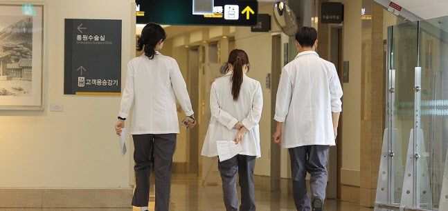 전공의 집단 사직 사태 16일째를 맞는 6일 서울 한 대학병원에서 의료진이 이동하고 있다.(사진=연합뉴스)