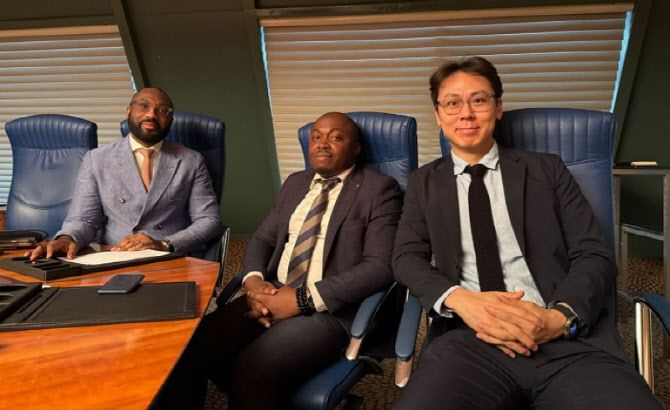 (좌측부터) 아킨 존스 글루와 디렉터, 아요데지 오두소테 e나이라 대표, 오태림 글루와 CEO