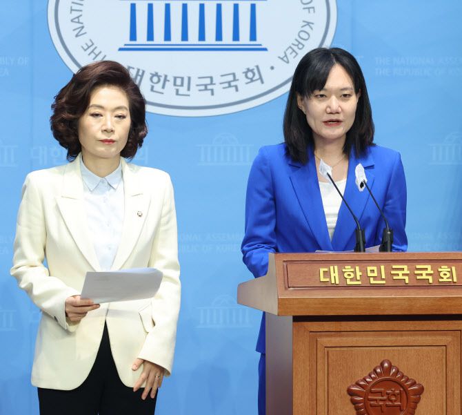 김남희 변호사가 지난 4일 서울 여의도 국회 소통관에서 양이원영 의원과 함께 제22대 총선 경기 광명을 출마선언 기자회견을 하고 있다. (사진=뉴스1)