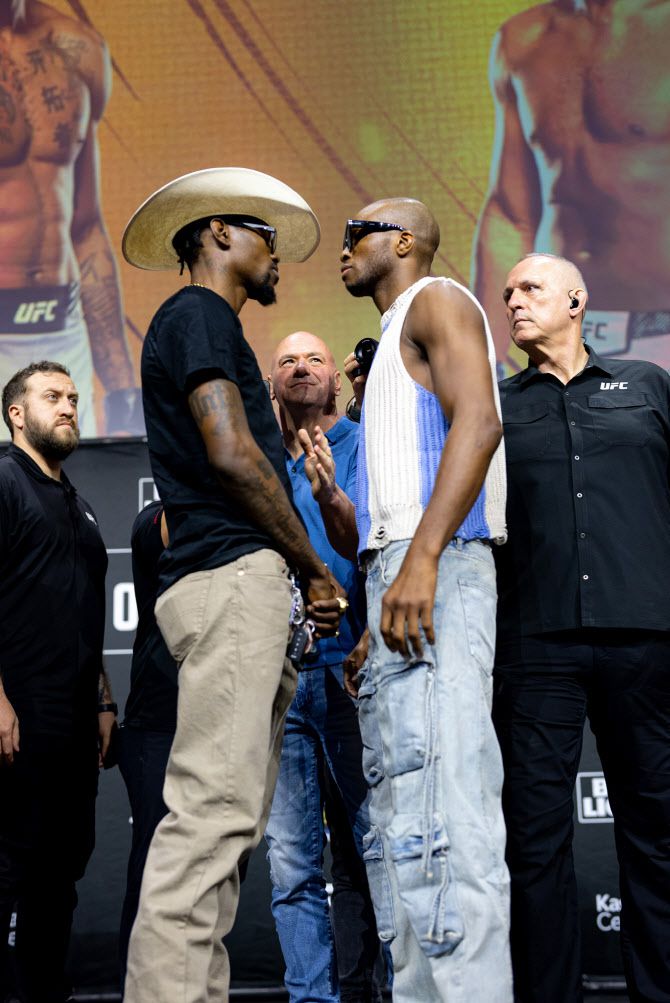 UFC 299 대회를 앞두고 케빈 홀랜드(왼쪽)와 신경전을 벌이는 마이클 페이지. 사진=UFC