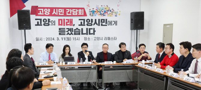 한동훈 국민의힘 비상대책위원장이 11일 경기 고양시 일산동구 라페스타를 찾아 시민과 당원들에게 인사말을 하고 있다. (사진=연합뉴스)