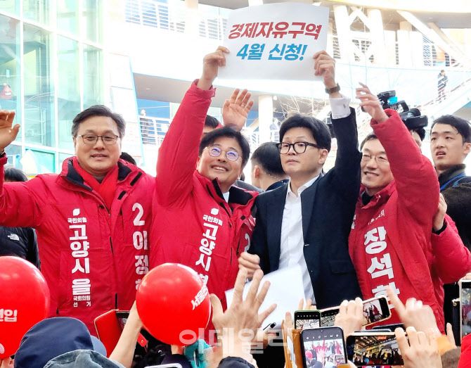 11일 고양특례시 라페스타를 찾은 한동훈 국민의힘 비상대책위원장이 같은 당 소속 후보들과 시민들에게 인사하고 있다.(사진=정재훈기자)