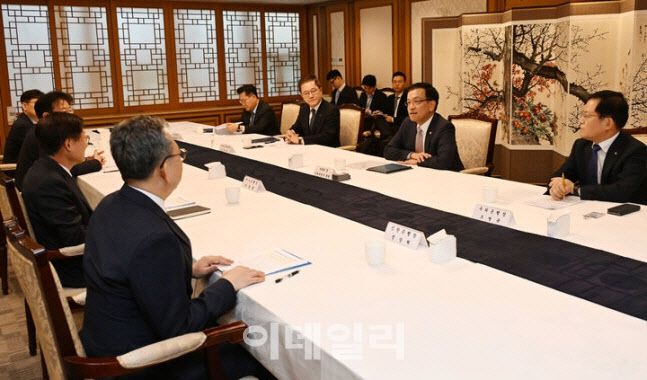 5대 은행장과 만나 최상목 경제부총리 겸 기획재정부 장관. (사진=기획재정부)