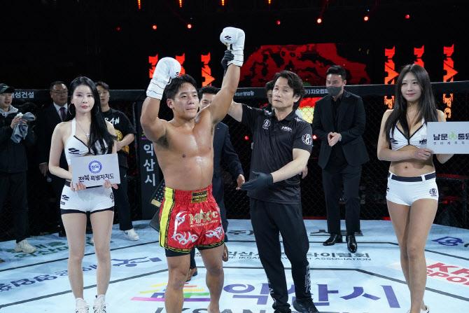 MAXFC 웰터급 타이틀전에서 3라운드 KO승을 거둔 김준화. 사진=MAXFC