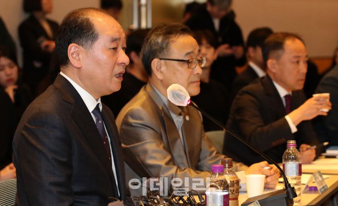 ‘배터리 아저씨’ 박순혁 작가(왼쪽부터), 정의정 한국주시투자자연합회 대표가 13일 서울 여의도 한국경제인협회에서 열린 ‘개인투자자와 함께하는 열린 토론’에 참석했다. 이날 토론회는 전석재 슈카월드 대표가 진행하고, 금감원과 한국거래소, 학계, 증권·자산운용업계 전문가들이 패널로 참석했다. 참석자들은 불법 공매도 문제와 공매도 제도개선 등에 대해 자유토론을 벌인 뒤 질의응답을 진행했다.(사진=방인권 기자)