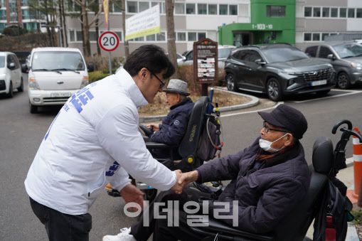 12일 서초구청에서 시민들을 만나고 있는 홍익표 민주당 원내대표 (민주당 원내대표실 제공)