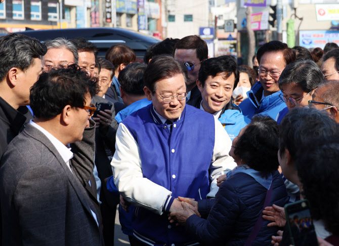 이재명 더불어민주당 대표가 14일 오후 청주시 상당구 육거리종합시장을 방문해 지지자와 인사하고 있다. (사진=연합뉴스)