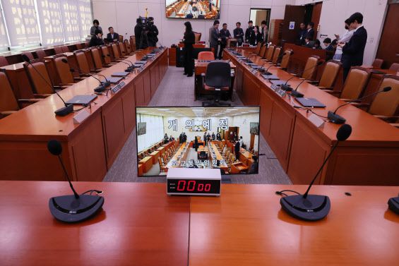 14일 국회 외교통일위원회 전체회의가 여야 의원들의 불참으로 개의하지 못하고 있다. 국회 외통위 소속 더불어민주당 의원들은 이날 이종섭 전 국방부 장관의 주호주 대사 임명 경위를 살펴보기 위한 전체회의 소집을 국민의힘이 거부했다고 비판했다.(사진=연합뉴스)