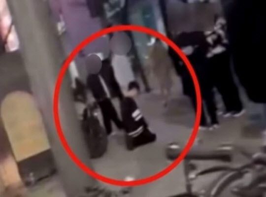 유명 변호사가 대로변에 클럽 직원을 무릎 꿇려 갑질 논란이 일고 있다. (사진=JTBC ‘사건반장’ 캡처)