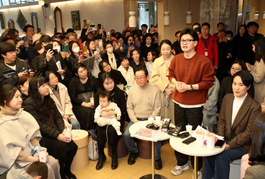 국민의힘 한동훈 비상대책위원장이 5일 충북 청주시 문화제조창에서 진행된 ‘육아맘들과의 간담회’에 참석하고 있다. (사진=연합뉴스 제공)