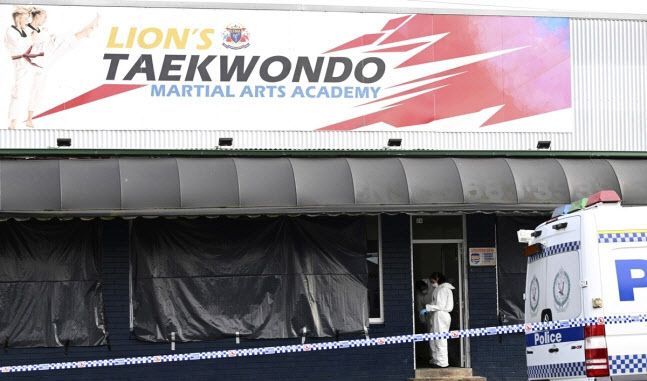 21일 호주 시드니에서 현지 경찰이 한인 일가족 살인 사건이 발생한 태권도장을 현장 조사하고 있다. 이날 호주 경찰은 한인 일가족 3명을 살해한 혐의로 태권도장 사범인 49살 한인 남성 유모 씨를 체포했다고 밝혔다.(사진=시드니 AP·AAP=연합뉴스)