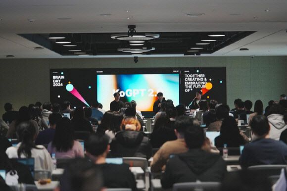 카카오브레인 관계자들이 최근 ‘브레인데이’를 열고 카카오 직원(크루)에게 AI 모델과 기술을 소개하는 자리를 가졌다. 출처=카카오브레인