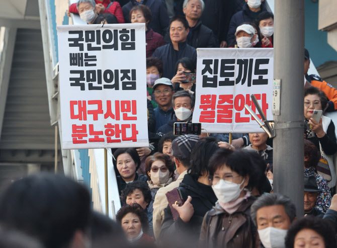 21일 대구 중구 서문시장에서 국민의힘 한동훈 총괄선대위원장의 방문을 앞두고 ‘국민의힘 빼는 국민의짐 대구시민 분노한다’라는 손팻말이 걸려 있다. (사진=공동취재단)