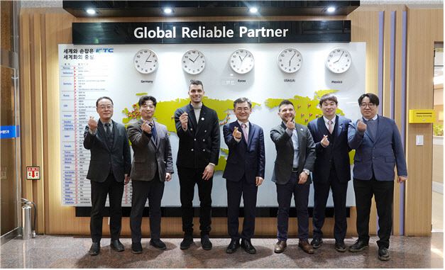 안성일 원장(가운데)을 비롯한 한국기계전기전자시험연구원(KTC) 관계자가 21일 경기도 군포 본원을 찾은 루카 베돈니 대표(왼쪽 3번째)를 비롯한 EMC(이탈리아 시험·인증기관) 대표단과 기념촬영하고 있다. (사진=KTC)