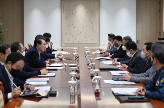 윤석열 대통령이 지난 2022년 서울 용산 대통령실 청사에서 화물연대 집단운송거부 대응과 관련한 관계장관회의를 주재하고 있다. (사진=연합뉴스)