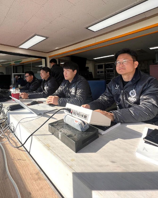 자동투구판정시스템을 운영하는 KBO 운영요원들. 사진=KBO