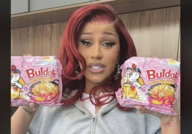 미 유명 래퍼 카디비가 불닭볶음면 먹방 영상을 공개했다. (사진=카디비 틱톡 영상 캡처)