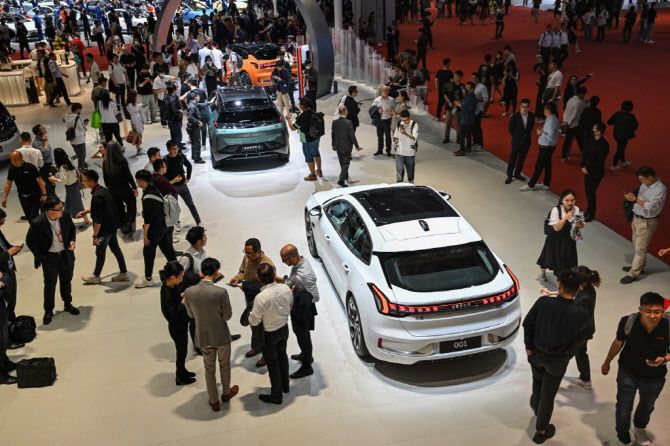 지난해 4월 18일 중국 상하이에서 열린 모터쇼에서 지커 브랜드 자동차가 전시돼있다. (사진=AFP)