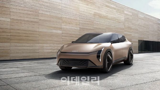 기아가 올 연말 출시할 예정인 중소형 전기 세단 ‘EV4 콘셉트카. (사진=기아)