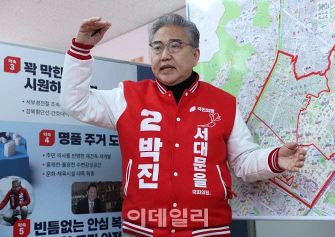 국민의힘 박진 서대문구을 후보가 지난 26일 서울 서대문구 선거사무소에서 이데일리와 인터뷰를 하고 있다.(사진=이데일리 노진환 기자)
