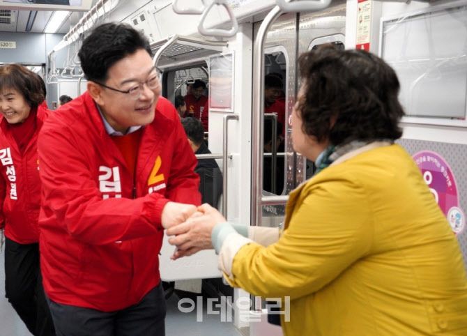 김성원 후보가 1호선 연천역 열차 안에서 주민과 인사하고 있다.(사진=선거사무소 제공)