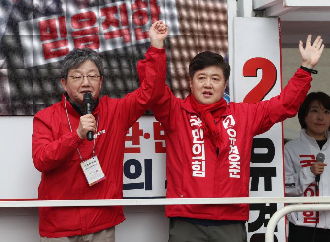 유승민 전 국민의힘 의원이 28일 오후 경기 화성시 동탄북광장에서 열린 ‘경기 화성정 유경준 국민의힘 후보 출정식’에서 유 후보의 지지를 호소하고 있다. (사진=뉴스1)