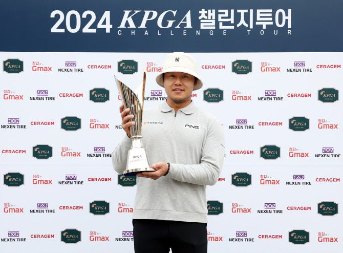 정선일이 KPGA 챌린지투어 1회 대회에서 우승한 뒤 트로피를 들어 올리고 있다. (사진=KPGA)