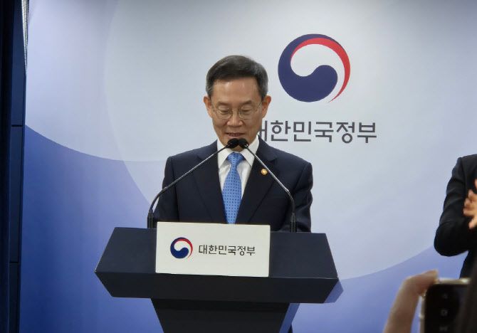 28일 정부서울청사에서 열린 가계통신비 부담 완화 정책 브리핑에서 이종호 장관이 추진현황과 향후계획을 설명하고 있다.(사진=임유경 기자)