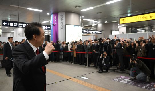 윤석열 대통령이 29일 개통한 수도권광역급행철도(GTX) A노선 수서~동탄 구간 시승을 마친 뒤 경기도 화성시 동탄역에 도착해 시민들과 인사하고 있다. 사진은 기사와 관련 없음. (사진=연합뉴스)
