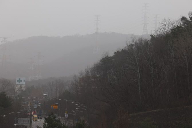 수도권에 황사 위기경보가 내려진 29일 경기도 의정부시 일대가 뿌옇다. 사진=연합뉴스.