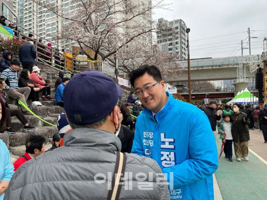 지역 유권자를 만나고 있는 노정현 후보 (사진=노정현 선대위)