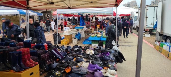 지난달 25일 경기 포천 가평 군내면 포천천 일대서 열린 포천5일장에서 시민들이 장을 보고 있다.(사진=이데일리 김기덕 기자)