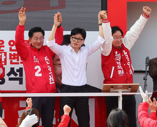 한동훈(가운데) 국민의힘 비상대책위원장 겸 총괄 선거대책위원장이 2일 충남 아산시 온양온천역 앞 광장에서 김영석(충남 아산시갑) 후보, 전만권(충남 아산시을) 후보에 대한 지지를 호소하고 있다. (사진=연합뉴스)