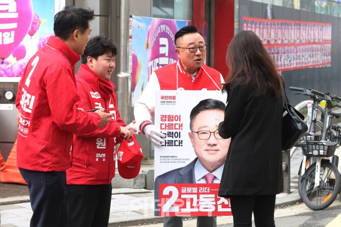 삼성전자 IM부문장(대표)을 지낸 고동진 국민의힘 서울 강남병 후보가 지난달 29일 서울 강남구 삼성1동 한 아파트단지 앞에서 한 시민과 인사하고 있다. (사진=이데일리 이영훈 기자)