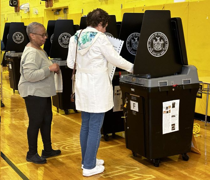 2일(현지시간)뉴욕 맨해튼의 예술디자인 고등학교에 마련된 프라이머리 한 시민이 투표기기에 투표용지를 넣고 있다. (사진=김상윤 기자)