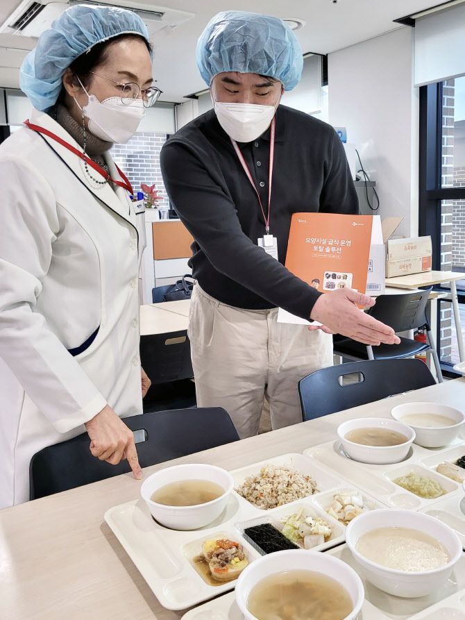CJ프레시웨이 케어푸드 브랜드 ‘헬씨누리’의 급식 솔루션 현장. (사진=CJ프레시웨이)