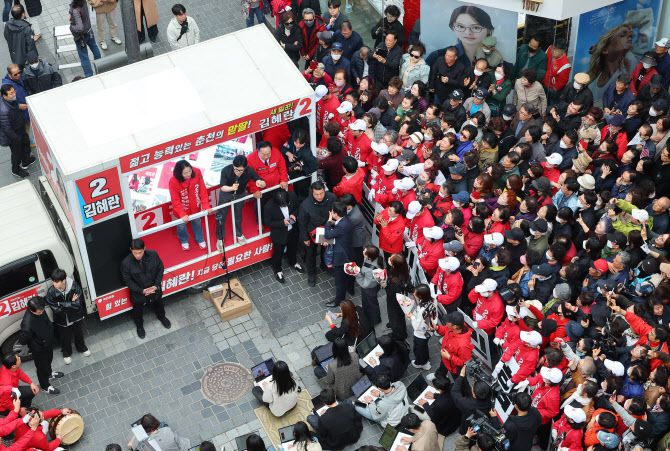 한동훈 국민의힘 비상대책위원장이 3일 오후 강원 춘천시 춘천신협 앞에서 열린 한기호 춘천철원화천양구을, 김혜란 춘천철원화천양구갑 후보의 선거 지원 유세에서 시민들에게 지지를 호소하고 있다.(사진=뉴시스)