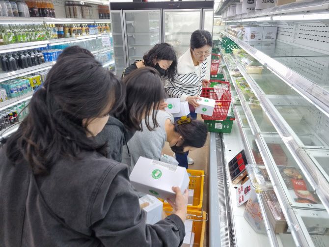 지난 2일 올랜드 아울렛의 식품·생활용품동 ‘올소’ 매장 매대에 몰린 주부들이 염가 상품으로 들어온 샌드위치를 구매하고 있다.(사진=한전진 기자)