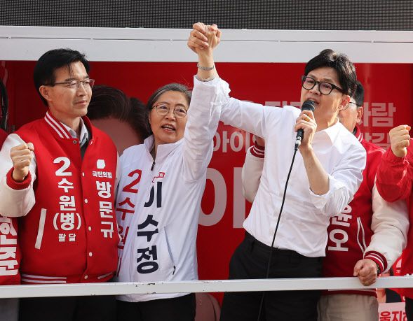 한동훈 국민의힘 비상대책위원장이 4일 오후 경기도 수원시 영통구에서 자당의 이수정 수원정 후보 손을 맞잡고 지원 유세를 하고 있다. (사진=연합뉴스)