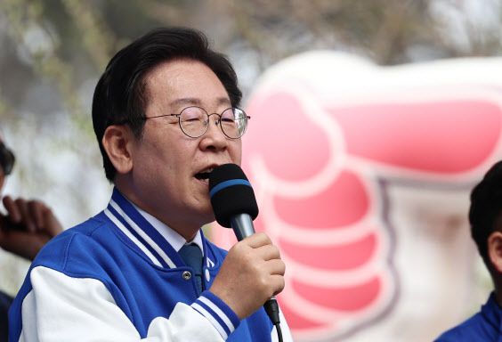 이재명 더불어민주당 대표 겸 상임공동선대위원장이 5일 오후 충남 공주시 공주대학교 후문 삼거리에서 박수현 후보 지원유세를 하고 있다. (사진=뉴스1)