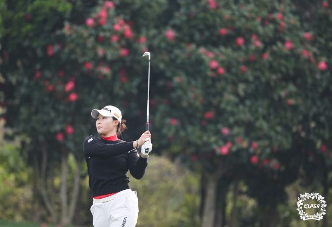 김민솔의 아이언 샷(사진=KLPGA 제공)