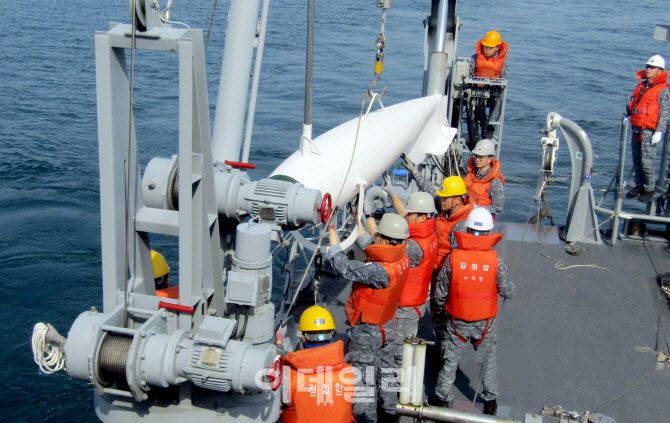 한미 연합 기뢰전 훈련에 참가한 기뢰탐색함(MHC) 김화함에서 기뢰 제거를 위한 기계식 소해구 운용 훈련이 진행되고 있다. (사진=해군)