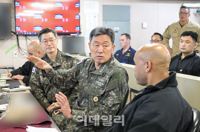 최성혁 해군작전사령관이 지난 5일 한미 연합 기뢰전 훈련 지휘본부가 개소된 미국 해군 원정해상기지함(ESB) 미구엘 키스함에서 안토니오 하이드 미 제7기뢰대항전대장과 대화를 나누고 있다. (사진=해군)