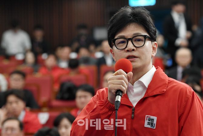 한동훈 국민의힘 비상대책위원장이 10일 오후 서울 여의도 국회도서관에 마련된 국민의힘 개표상황실에서 제22대 국회의원선거 개표방송 출구조사 결과를 시청한 뒤 발언을 하고 있다. (사진=이데일리 노진환 기자)